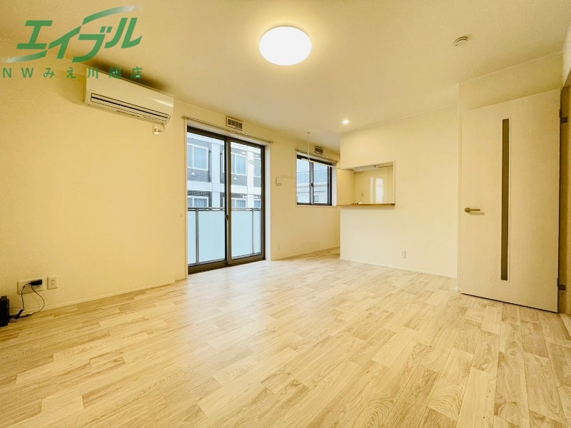 居室・リビング　同物件別室写真