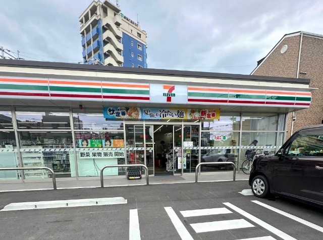 コンビニ　セブンイレブン福岡馬出１丁目店（コンビニ）まで303m