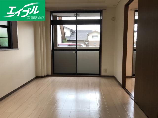 居室・リビング　ベランダ側洋室