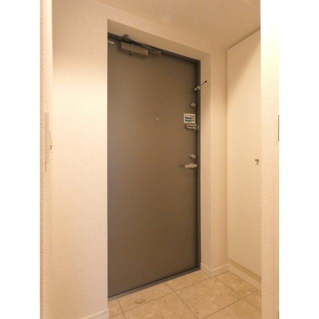 玄関　※同タイプの別のお部屋です。