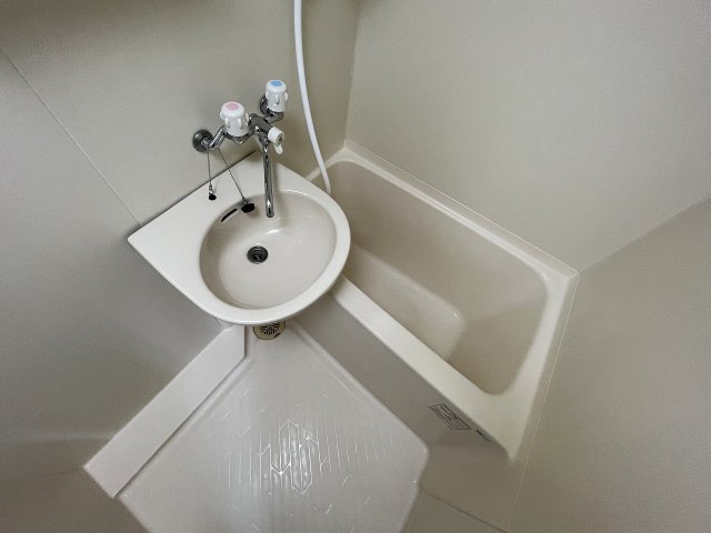 バス・シャワールーム　コンパクトで使いやすいお風呂です