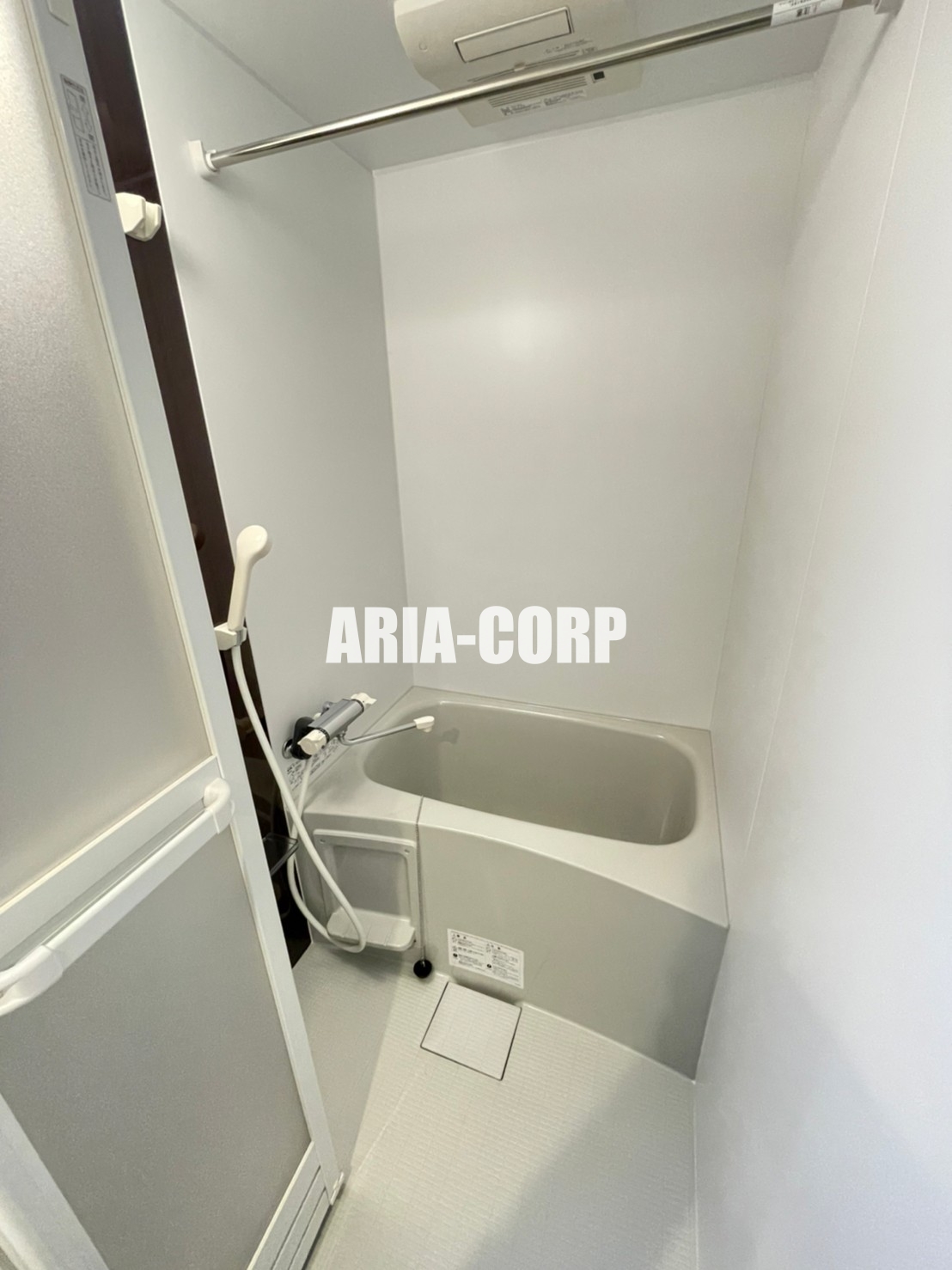 バス・シャワールーム　浴室乾燥付き。カラーパネル採用でお洒落なバスルームです。