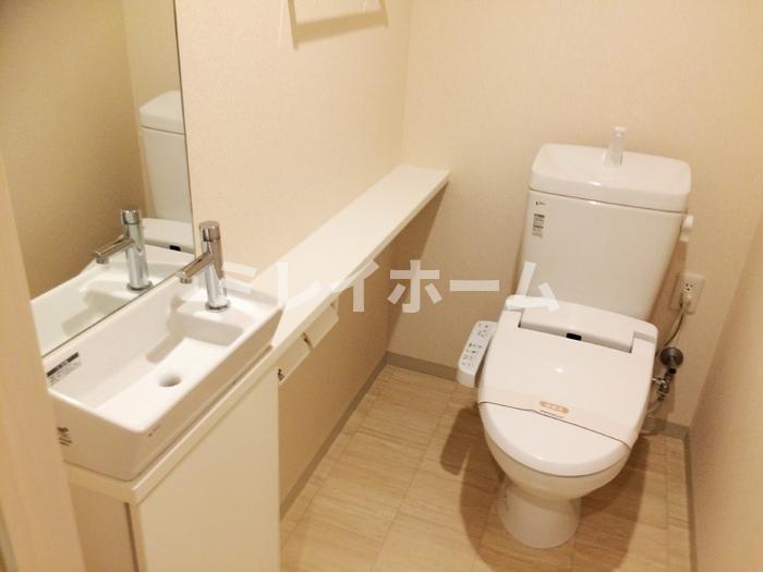 トイレ　同建物内別のお部屋の参考写真になります。