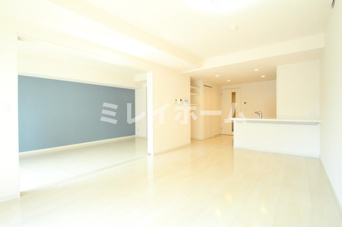 居室・リビング　同建物内別のお部屋の参考写真になります。