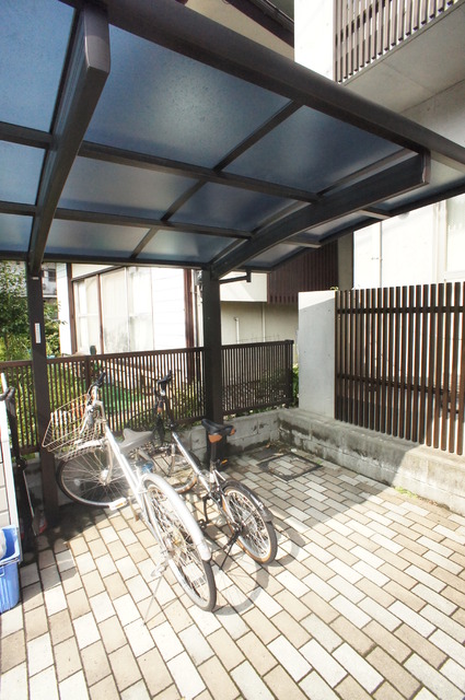 その他共有部分　雨の日でも安心して止められる屋根付の駐輪場です☆