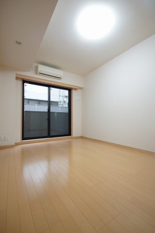 居室・リビング　落ち着いた色合いの床材を使用した居住空間です。