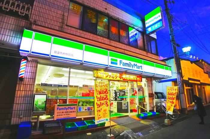 コンビニ　ファミリーマート（コンビニ）まで341m