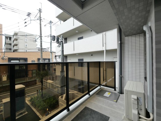 バルコニー　暖かな日差しのふりそそぐバルコニー