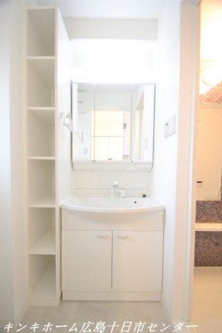 洗面設備　写真は別のお部屋です。（同タイプ）