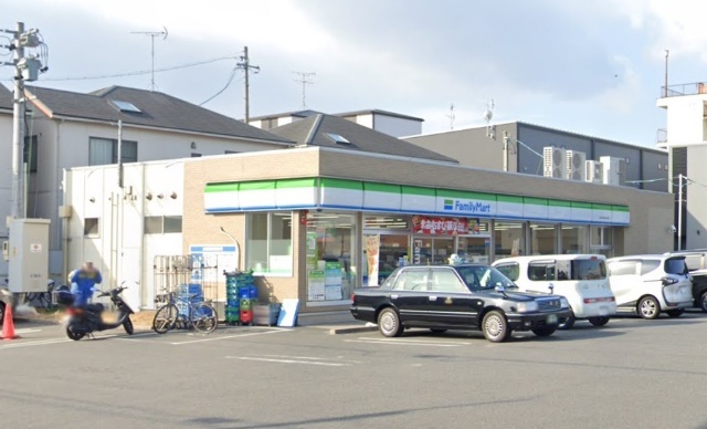 コンビニ　ファミリーマート中川中野本町店（コンビニ）まで166m