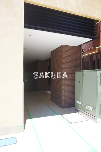 エントランス　重厚感のある建物デザイン♪