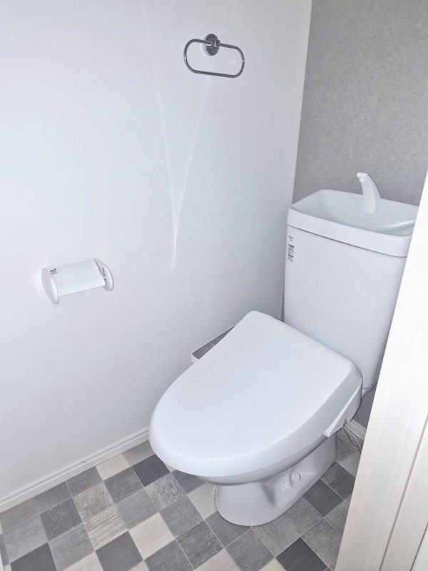 トイレ　トイレは快適な温水洗浄便座付き