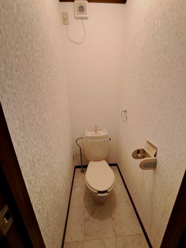 トイレ　異なる号室の室内写真です