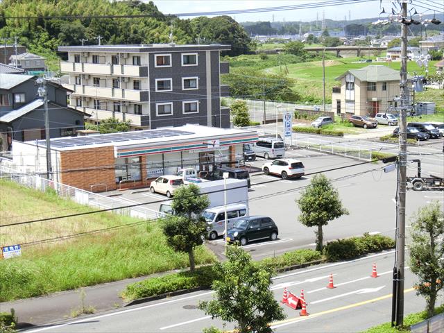 コンビニ　セブンイレブン（コンビニ）まで743m