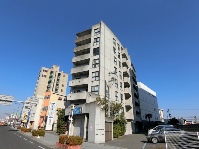 建物外観　コンクリ打ちっ放しのお洒落な外観で日当り良好