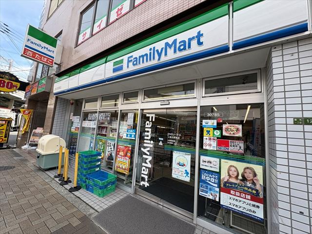 コンビニ　ファミリーマート（コンビニ）まで3957m