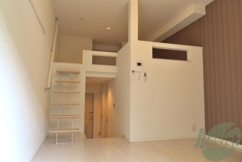 居室・リビング　ブラウンのアクセントクロスも素敵な大型ロフト付きのお部屋です