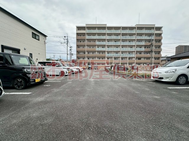 駐車場　駐車場に車を止められます