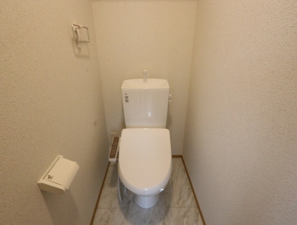 トイレ　温水シャワー付きトイレです