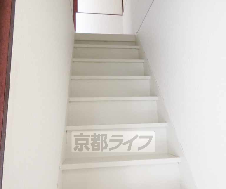 その他部屋・スペース　真っ白の階段・