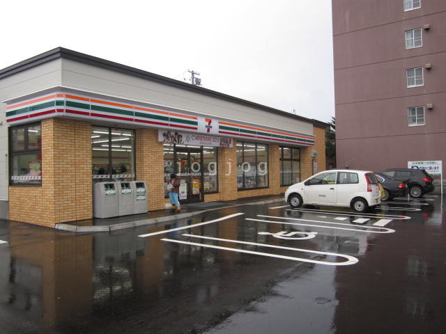 コンビニ　セブンイレブン札幌平岸3条店（コンビニ）まで585m