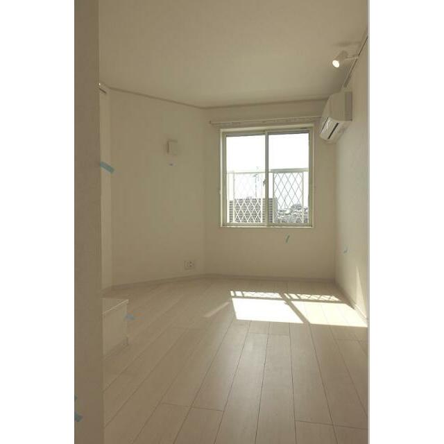 居室・リビング　白が基調の明るい室内♪※１０１
