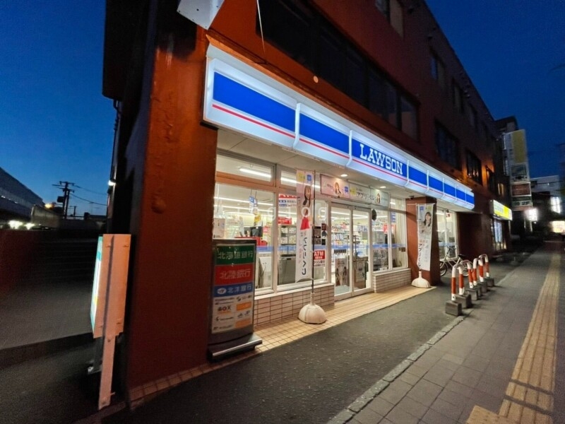 コンビニ　ローソン南平岸駅前店（コンビニ）まで442m