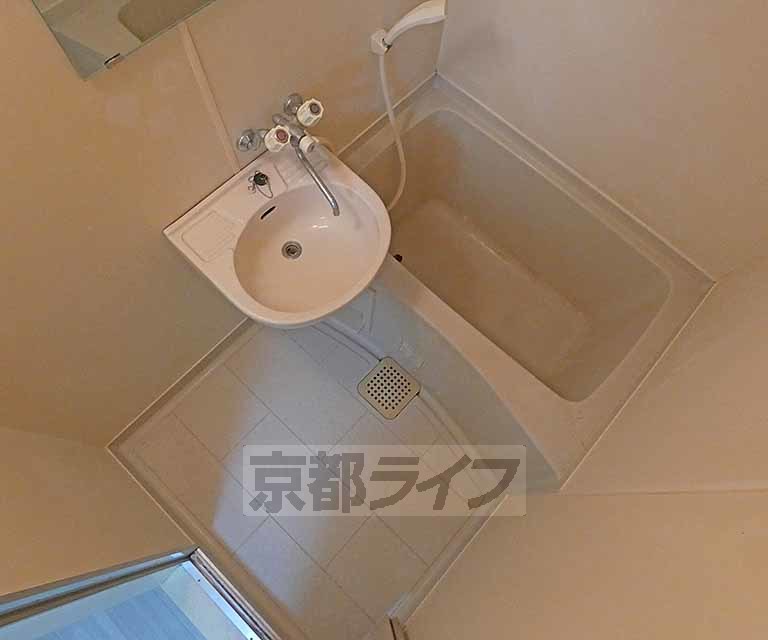 バス・シャワールーム　バスルームです。