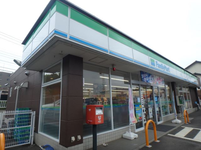 コンビニ　ファミリーマート（コンビニ）まで550m