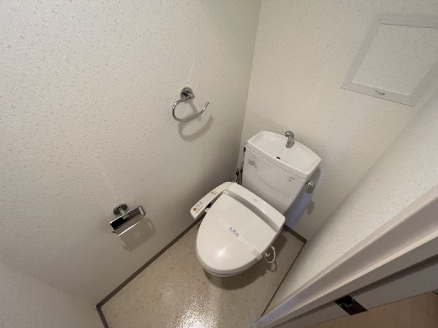 トイレ　落ち着いた色調のトイレです