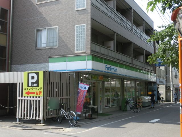 コンビニ　ファミリーマート（コンビニ）まで500m