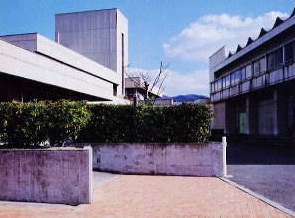 小学校　四條畷市立岡部小学校（小学校）まで643m