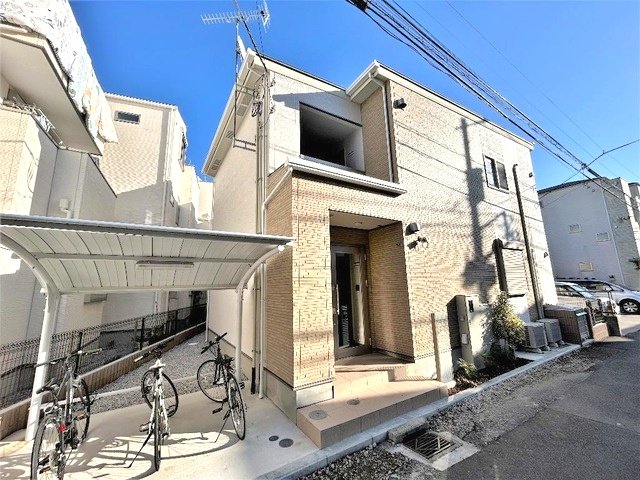 エントランス　重厚感のある建物デザイン♪