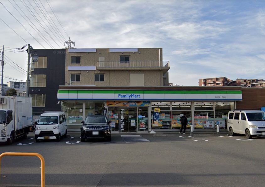 コンビニ　ファミリーマート（コンビニ）まで435m