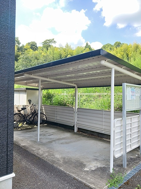 エントランス　屋根付き駐輪場は無料で使用OK♪