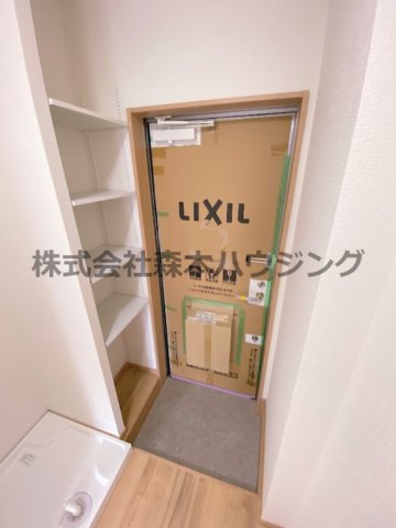 玄関　※反転タイプ別室の写真となります。 　設備内容や色調など相違