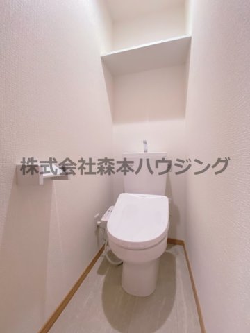 トイレ　※反転タイプ別室の写真となります。 　設備内容や色調など相違