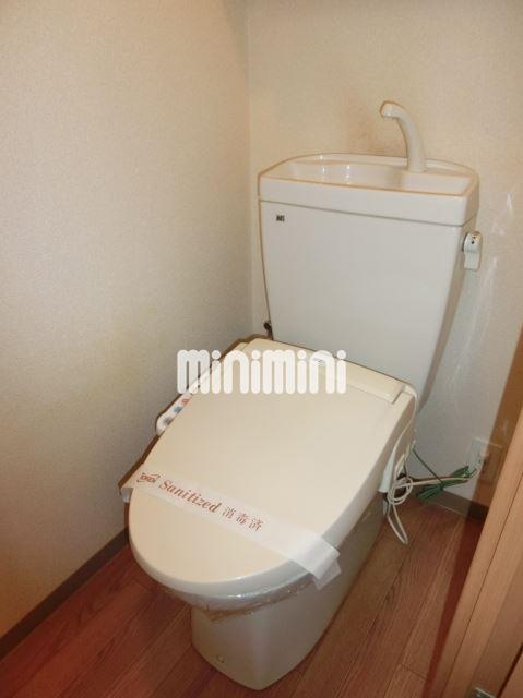 トイレ　便利な温水便座、便座が暖かいウォームレット付きです。