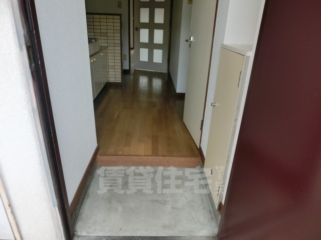 西鉄天神大牟田線 高宮駅 徒歩12分 3階建 築38年の玄関写真