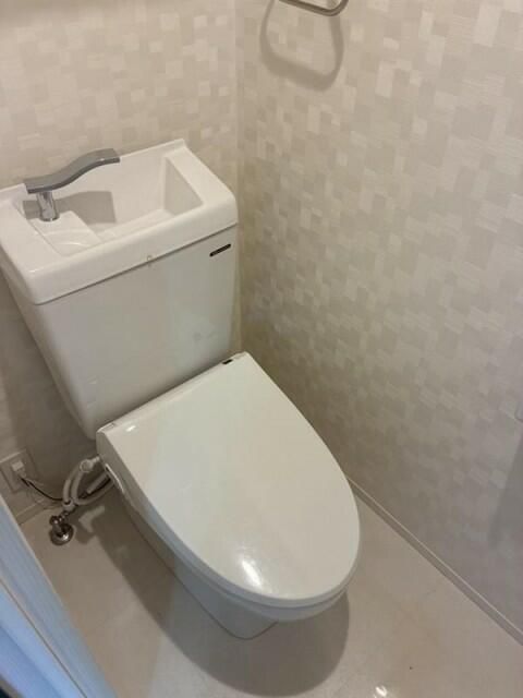 都営大江戸線 中野坂上駅 徒歩8分 3階建 築8年のトイレ写真