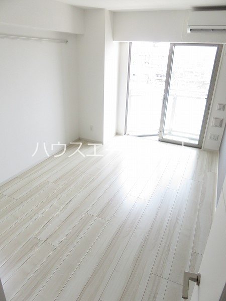 居室・リビング　白を基調とした明るいお部屋です