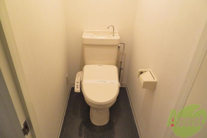トイレ　ウォッシュレットも付いており、シンプルなトイレです。