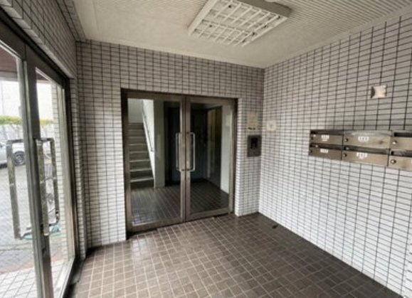 みなとみらい線 元町・中華街駅 バス乗車時間：20分 最寄りバス停で下車 徒歩4分 3階建 築39年の外観写真
