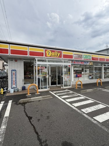 コンビニ　デイリーヤマザキ 足立西伊興2丁目店（コンビニ）まで637m
