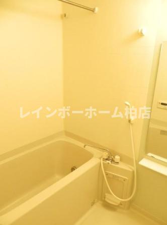 バス・シャワールーム　落ち着いた空間のお風呂です