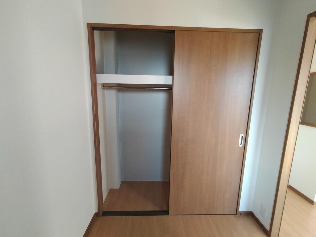 収納　※同建物の別のお部屋の写真です。