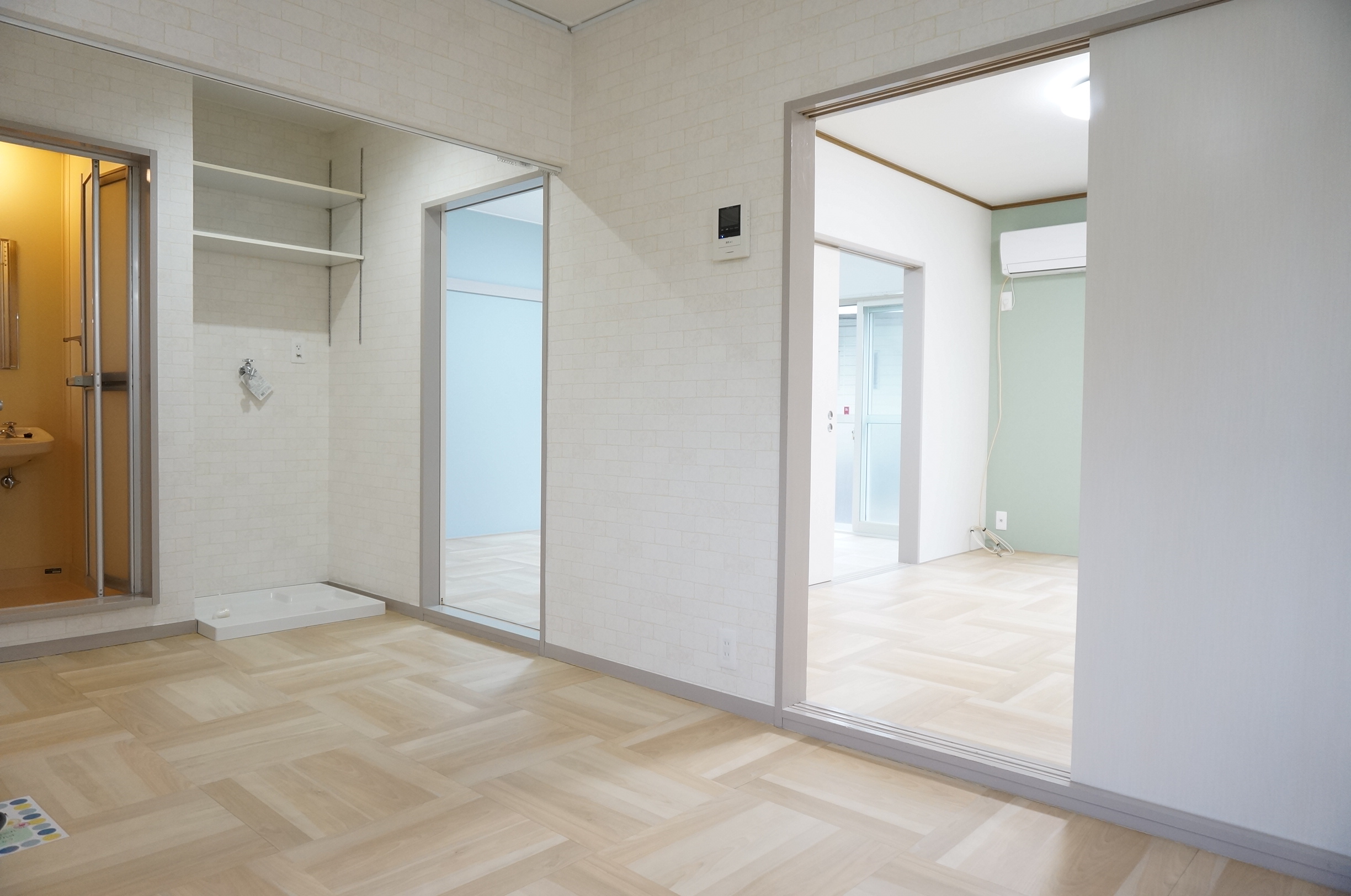 洗面設備　室内洗濯機置場可動棚があります