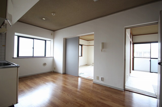 居室・リビング　同物件別号室です。