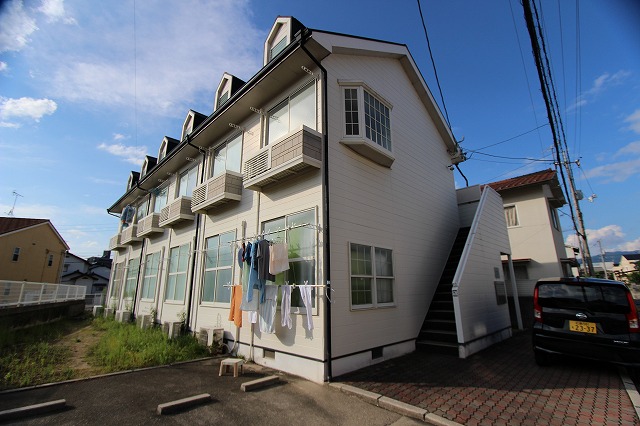 広島市安佐南区東野のアパートの建物外観