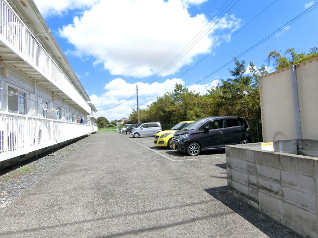 【東金市求名のアパートの駐車場】